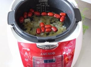 所有的食材放入电饭煲内锅中，加入清水