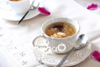 放入适量冰糖搅匀，盛入杯中即可