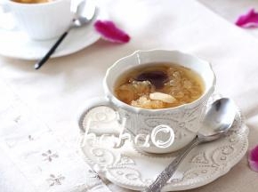 放入适量冰糖搅匀，盛入杯中即可