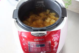 时间到打开盖子，煮好的银耳羹