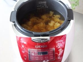 时间到打开盖子，煮好的银耳羹