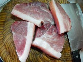 准备好猪肉，洗净切块。