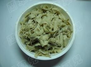 面筋撕成小条状。