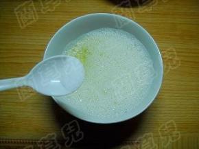 蛋清打散，加入适量盐拌匀备用。