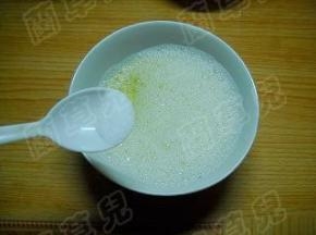 蛋清打散，加入适量盐拌匀备用。