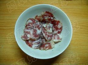 香葱洗净切粒，腊肠切薄片备用。