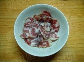 香葱洗净切粒，腊肠切薄片备用。