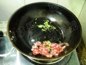 锅中油热，倒入香肠煸炒出油；香肠拨一边，爆香葱花。