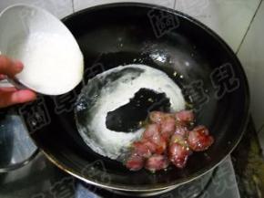 蛋白倒入炒锅，滑散。