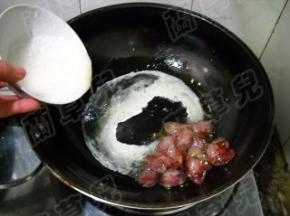 蛋白倒入炒锅，滑散。