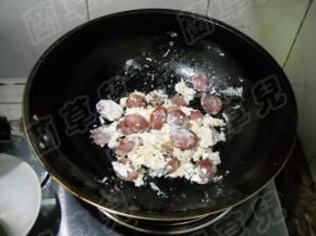 腊肠和蛋白炒匀。