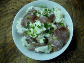 炒好的蛋白腊肠盛入碗中，撒入葱花即可食用。