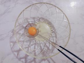 在干净无油的盆里，把蛋清蛋黄分离备用