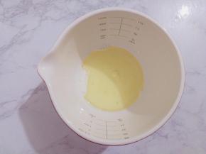 在另一盆中，倒入牛奶和色拉油，盐