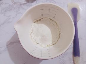 再倒入低筋面粉，用刮刀“Z”字手法拌匀无颗粒