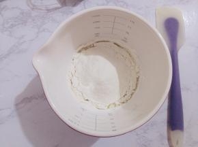 再倒入低筋面粉，用刮刀“Z”字手法拌匀无颗粒