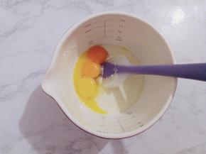 再倒入分离好的蛋黄，继续用“Z”字手法拌匀