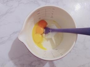 再倒入分离好的蛋黄，继续用“Z”字手法拌匀