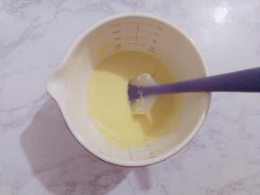 面糊成浅黄，流动状态即可