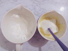 把3分之1的蛋白霜到蛋黄糊里，翻拌均匀即可