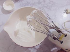 打发蛋白，在蛋清中加入几点白醋开始打发，白砂糖分3次加入，低速搅打发出完整的尖角后即可