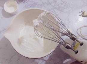打发蛋白，在蛋清中加入几点白醋开始打发，白砂糖分3次加入，低速搅打发出完整的尖角后即可