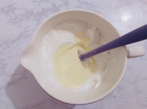 再把翻拌好的蛋黄糊倒入原先的蛋白霜里