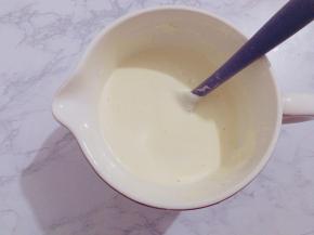 继续翻拌均匀即可，切勿翻拌过度不然会消泡