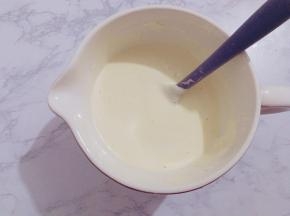 继续翻拌均匀即可，切勿翻拌过度不然会消泡