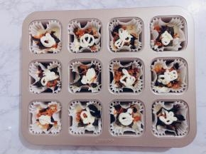 在纸托里倒入3分之1面糊，放入适量海苔肉松再挤入适量沙拉酱