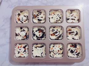 再继续倒入3分之1的面糊（7-8满即可），微微震动下模具，散入海苔肉松挤入沙拉酱