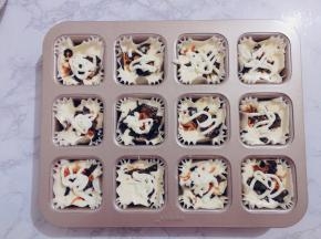 再继续倒入3分之1的面糊（7-8满即可），微微震动下模具，散入海苔肉松挤入沙拉酱