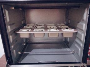 烤箱预热175度，中层，上下火，烤制35分钟即可。趁热吃哦，热的沙拉酱别有一番风味