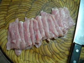 猪肉洗净，片成0.5CM厚的片状，并用刀背将肉片拍松。