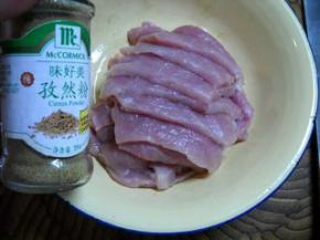 猪排放入碗中，加入孜然粉。