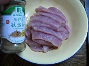 猪排放入碗中，加入孜然粉。