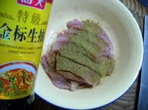 淋入生抽，拌匀，入冰箱冷藏腌制入味。