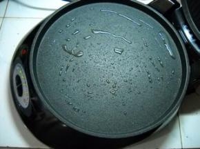 电饼铛上下火，预热，刷上一层薄油。