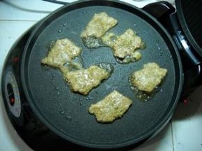 饼铛下火烤至猪排开始出汁，盖上盖，用上下火烤1分钟。