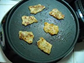 猪排烤至两面微黄，熟透即可。