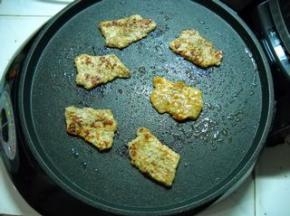 猪排烤至两面微黄，熟透即可。