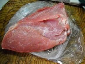 准备好新鲜里脊肉。