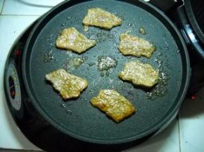 打开盖，翻一面；盖盖，下火烤一分钟。