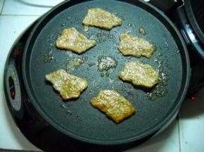 打开盖，翻一面；盖盖，下火烤一分钟。