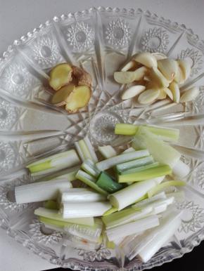 准备葱姜蒜，切片待用