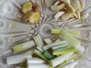 准备葱姜蒜，切片待用