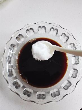 准备30毫升酱油，放入一勺料酒，一勺白糖，一大勺米醋，调匀待用