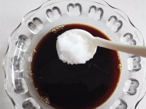 准备30毫升酱油，放入一勺料酒，一勺白糖，一大勺米醋，调匀待用