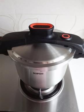 盖好锅盖，大火烧至上汽，上汽后转15分钟，关火，自然放凉