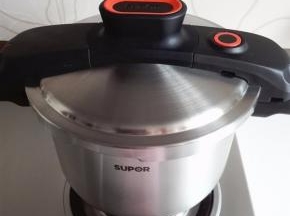 盖好锅盖，大火烧至上汽，上汽后转15分钟，关火，自然放凉
